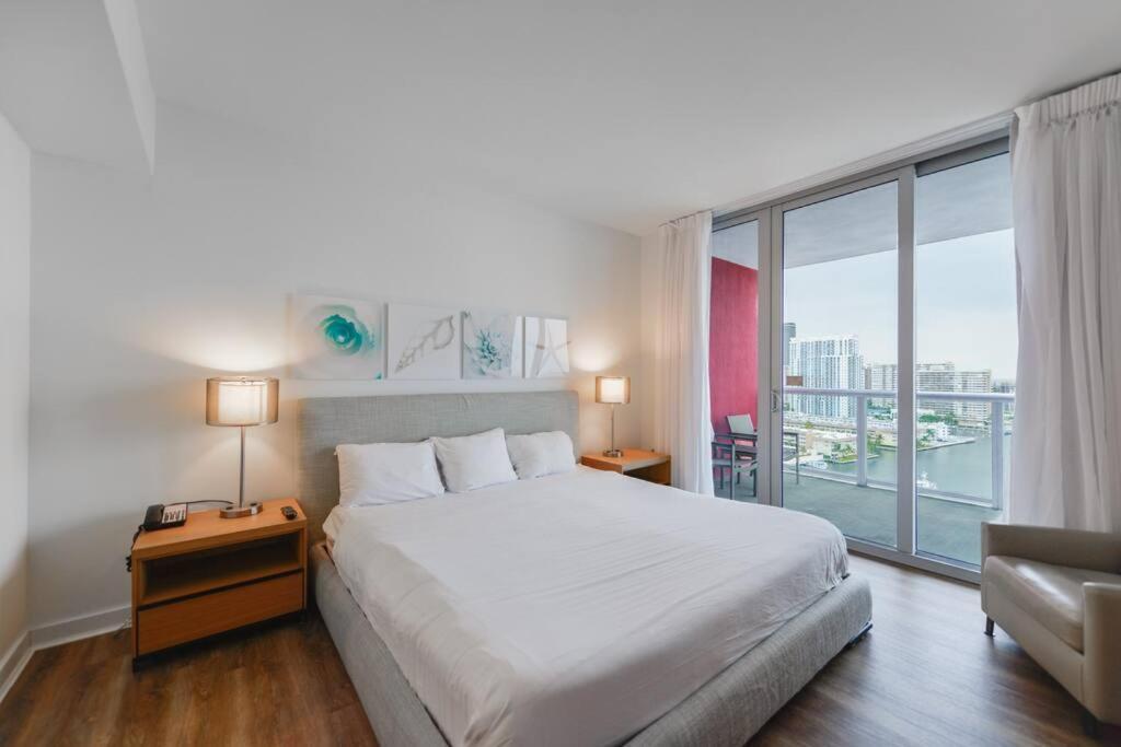 Cozy 1BR Condo @Beachwalk Resort W/Pool Hallandale Beach Zewnętrze zdjęcie