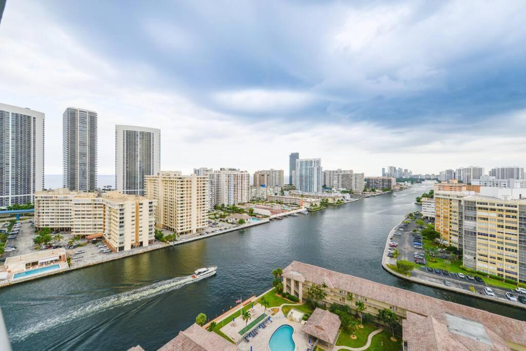 Cozy 1BR Condo @Beachwalk Resort W/Pool Hallandale Beach Zewnętrze zdjęcie