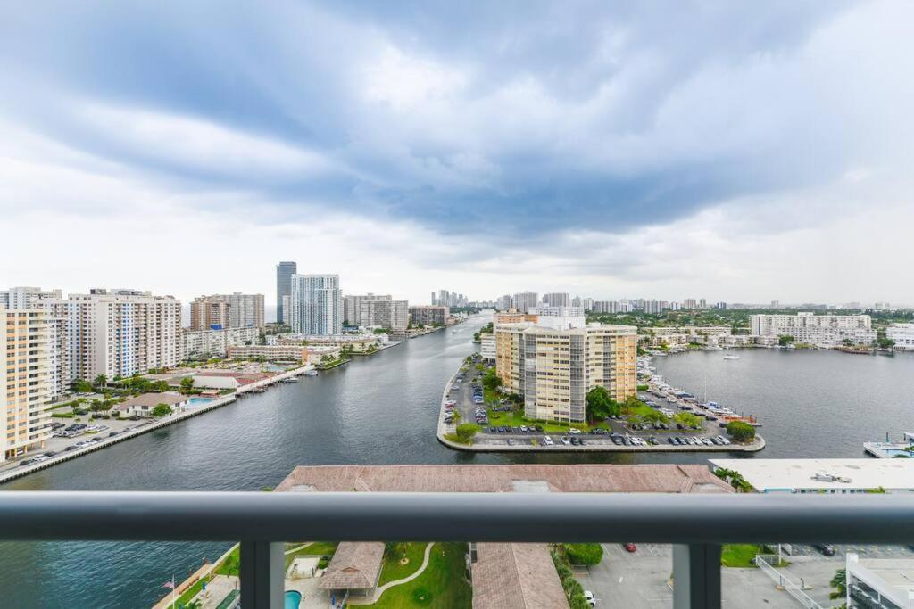 Cozy 1BR Condo @Beachwalk Resort W/Pool Hallandale Beach Zewnętrze zdjęcie